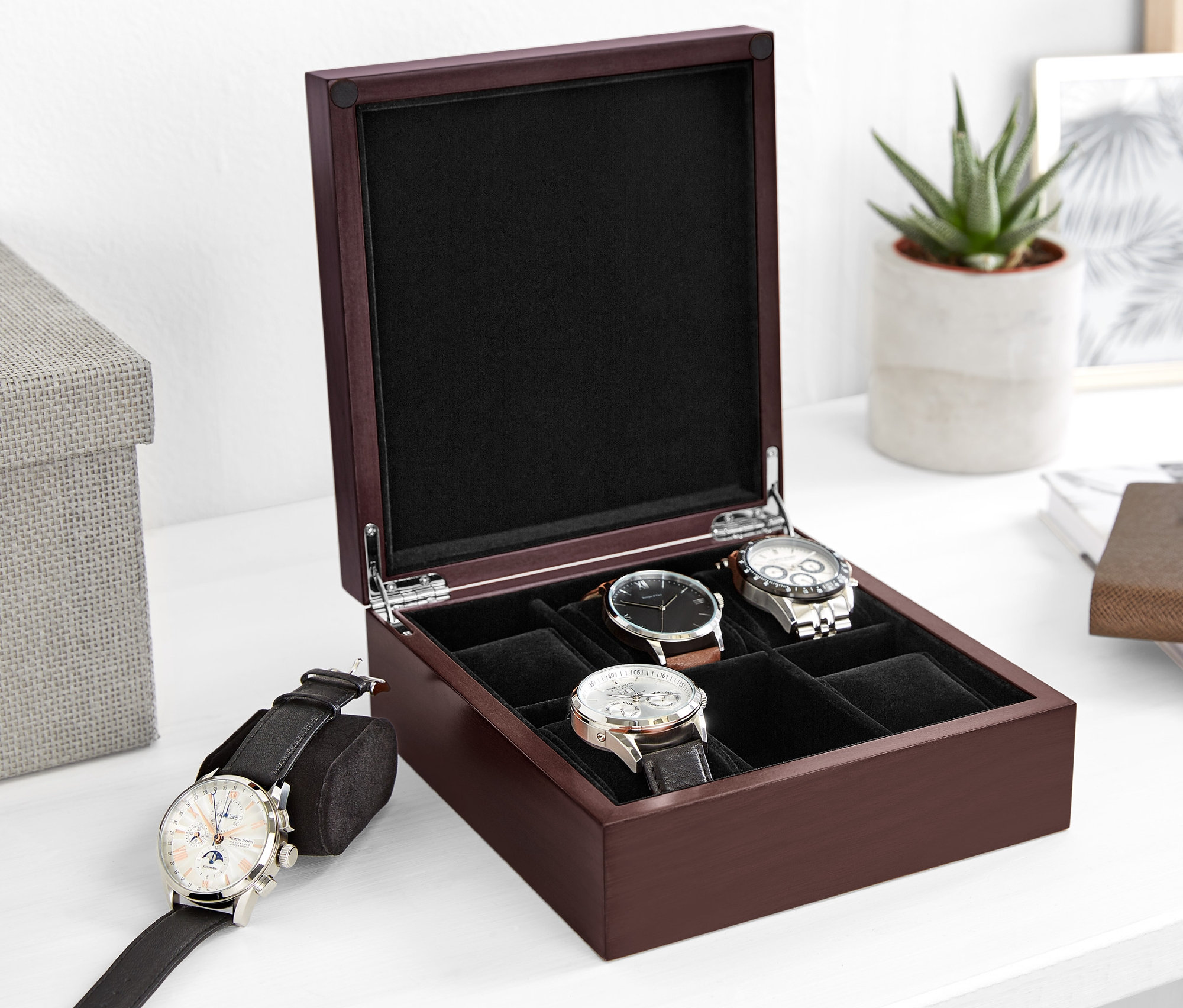 İçinde birkaç saat bulunan açık ahşap saat kutusu.