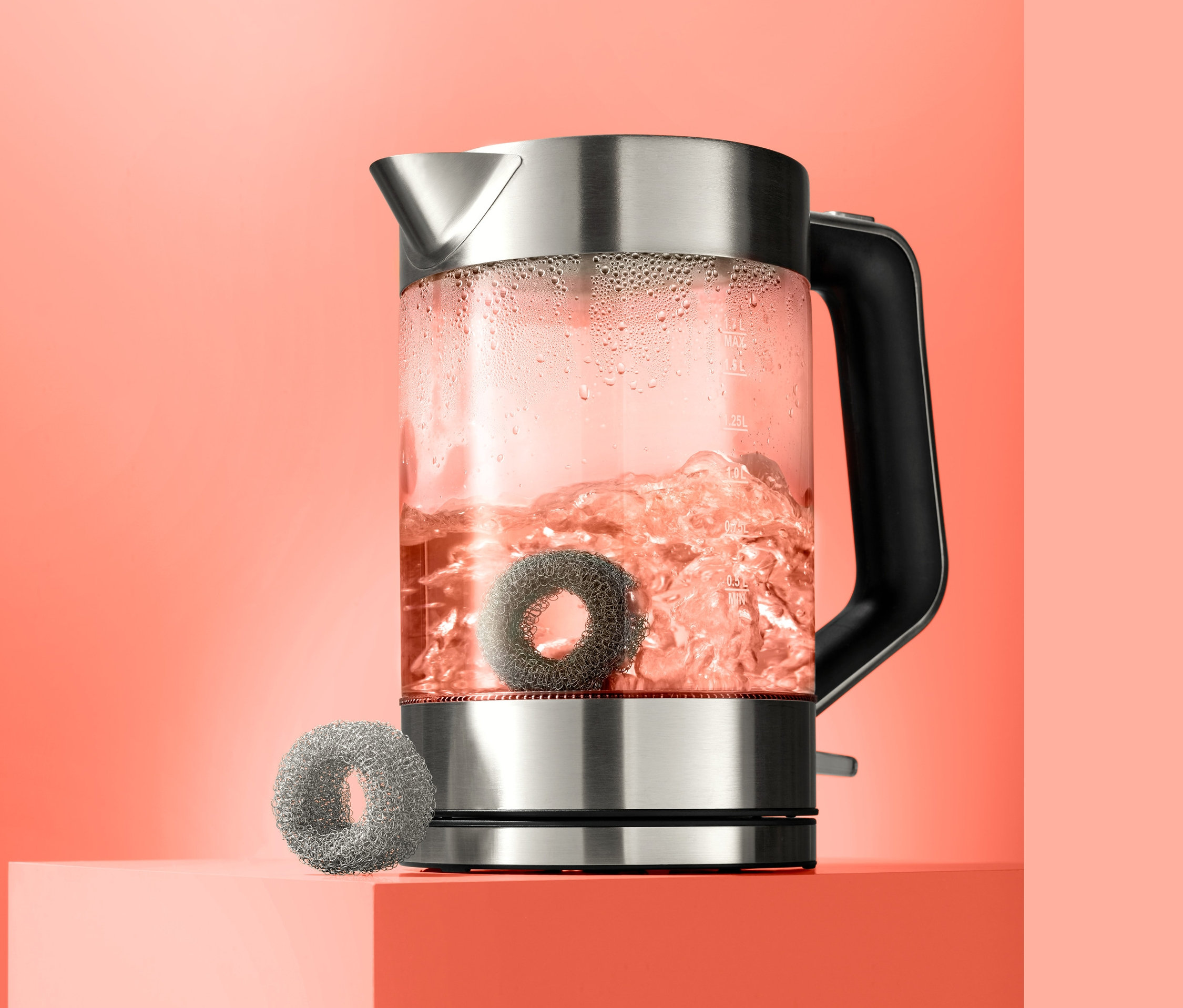 Su ve iki kireç toplayıcı ile bir cam su ısıtıcısı.