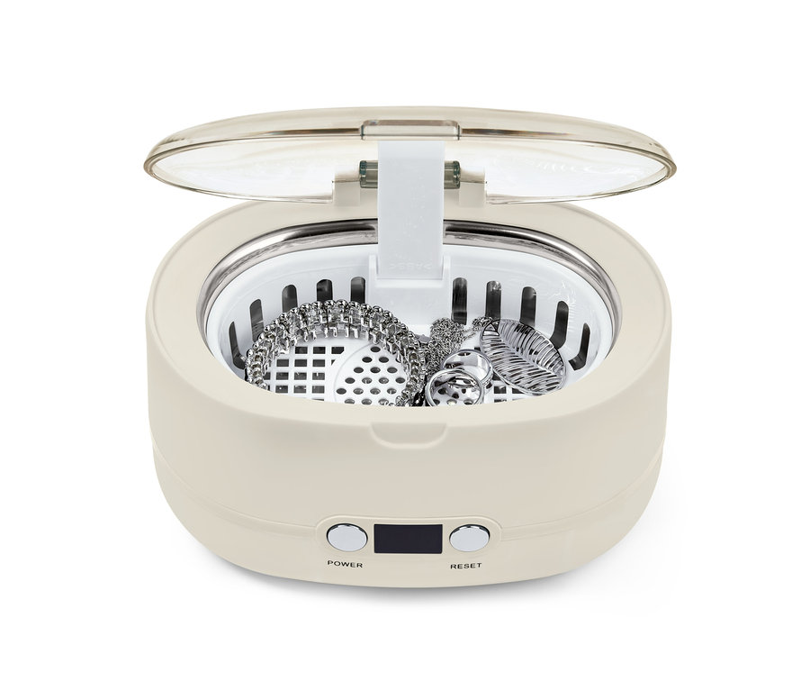 Mücevherler ultrasonik temizleyicide temizleniyor.