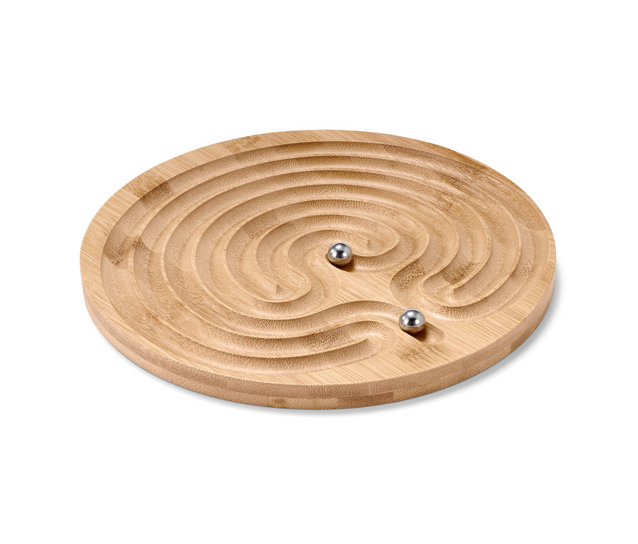 İki gümüş rengi topu olan ahşap bir "Labirent" Sabır Oyunu.