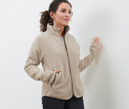 Kadın bej rengi Teddy Polar Mont giyiyor.