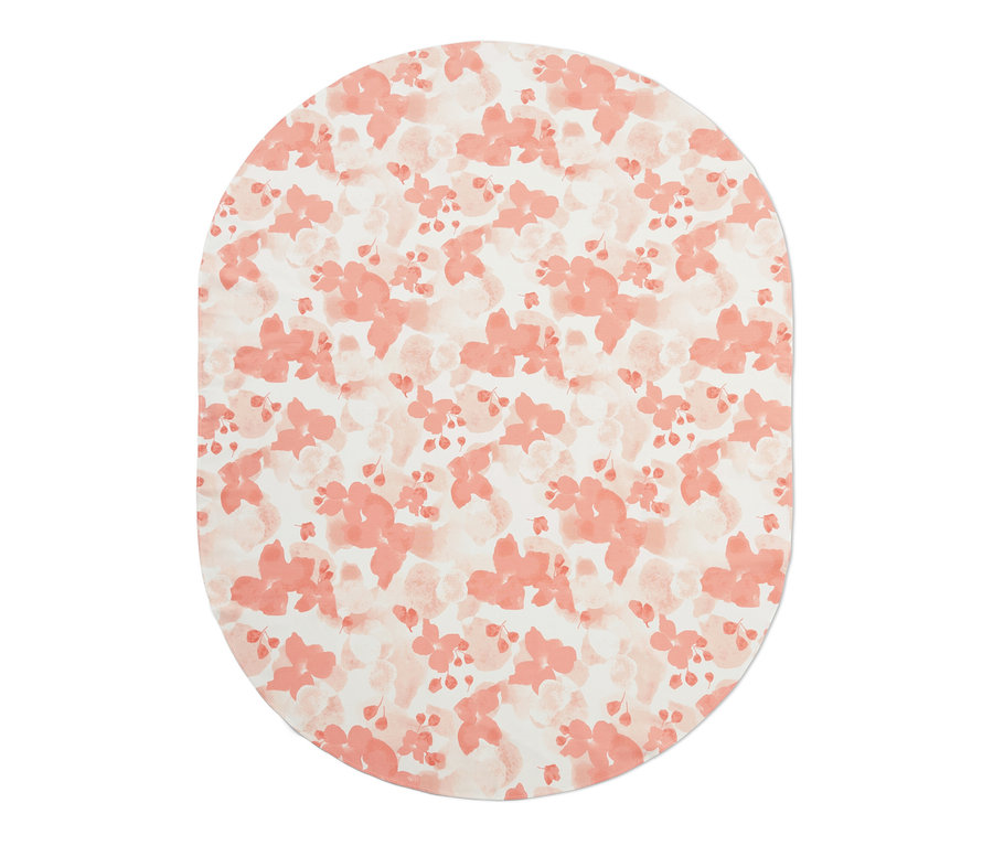 Pembe tonlarında çiçek desenli, yaklaşık 160 x 220 cm oval outdoor masa örtüsü.
