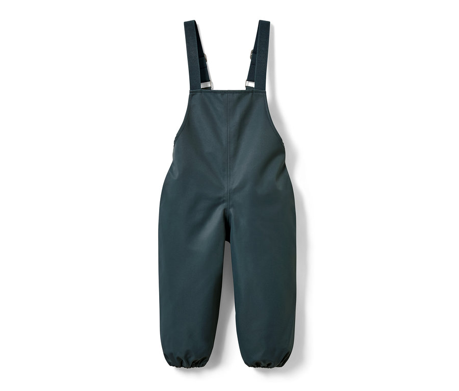 Beyaz bir arka planda duran, Küçük Çocuk Yağmur Pantolonu.