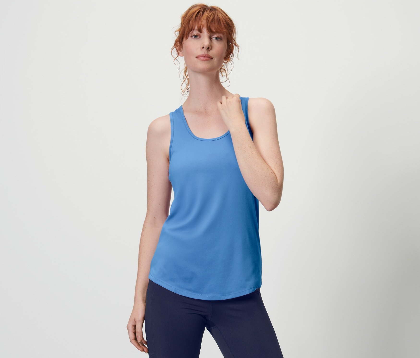 Kadın, 2'li Gök Mavisi Fonksiyonel Atletten birini giyiyor.