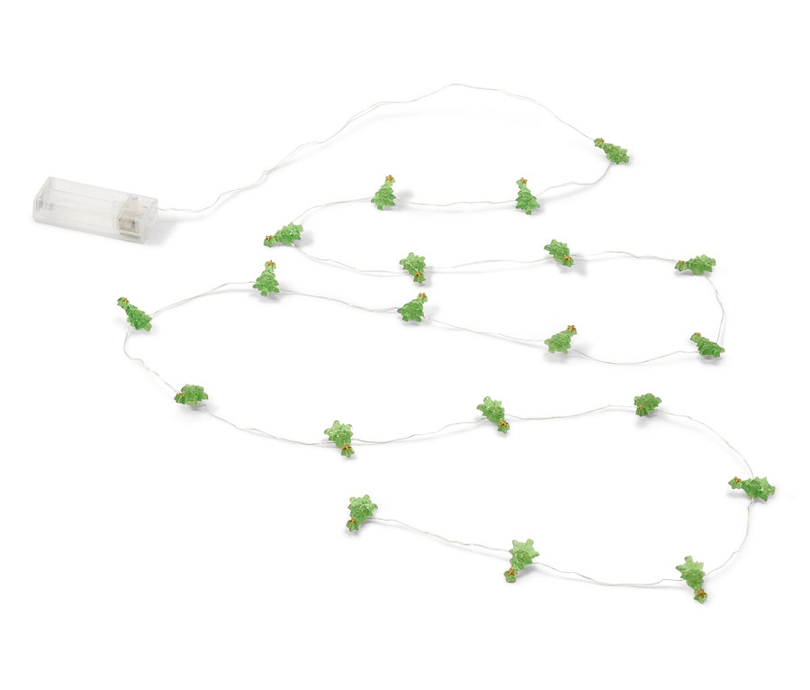 Beyaz bir arka plan üzerinde küçük yeşil Noel ağaçları olan ışık dizisi.