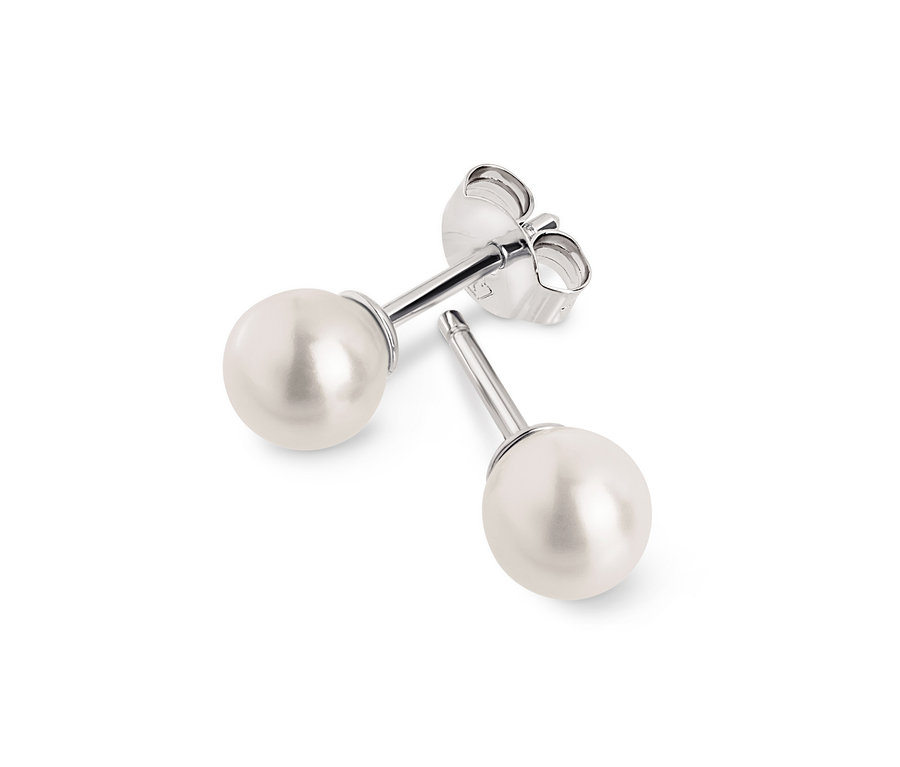 Beyaz arka planda iki gümüş inci küpe.