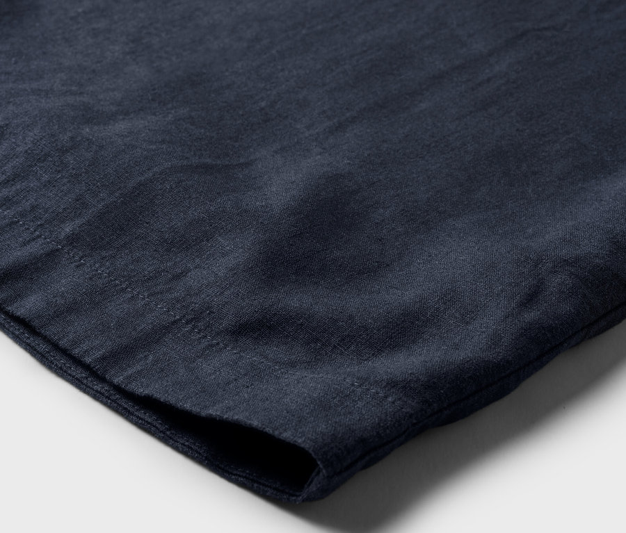 Mavi keten elbisenin detayı.