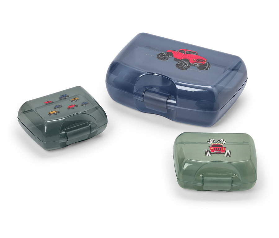 Beyaz bir arka plan üzerinde araba motifli üç adet beslenme kutusu.