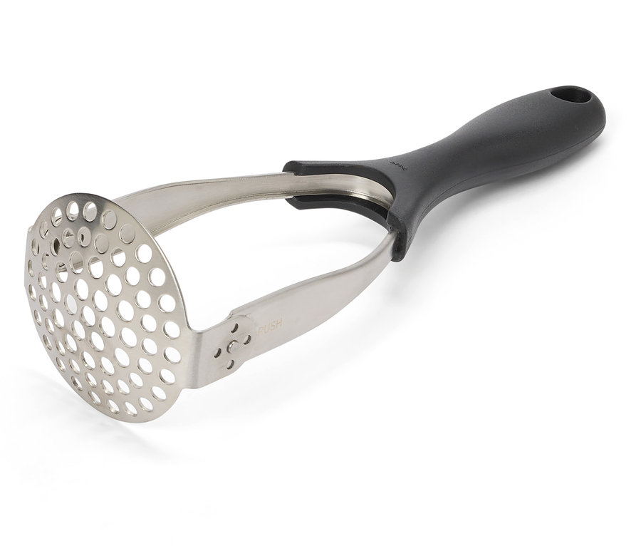 Beyaz arka planda siyah saplı paslanmaz çelik patates ezici.