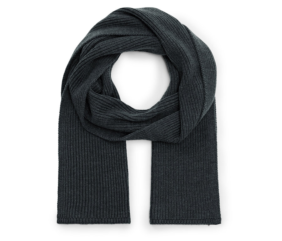 Beyaz bir arka plan üzerinde duran gri örgü bir atkı.