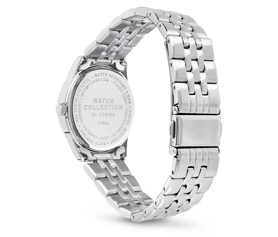 Metalik kayışlı gümüş rengi saatin detayı.