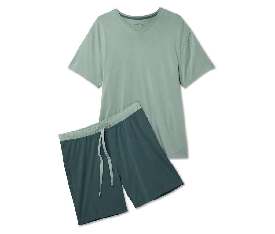 Açık yeşil tişört ve koyu mavi şortlar beyaz bir arka plan üzerinde duruyor.