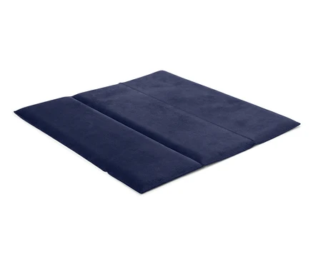 Beyaz arka planda lacivert katlanır mat.