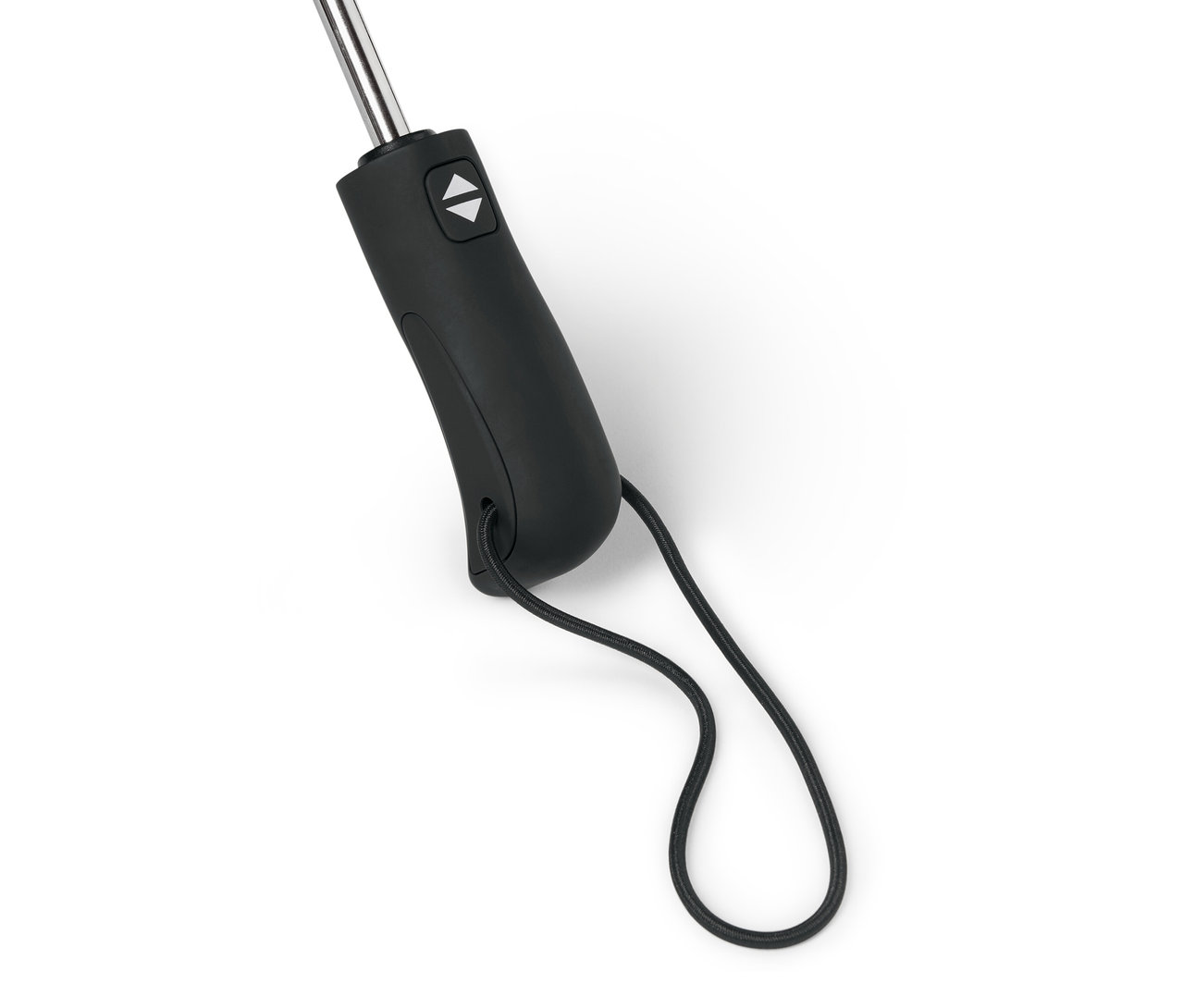 Siyah sapı ve bilek kayışı olan otomatik bir şemsiyenin detayı.