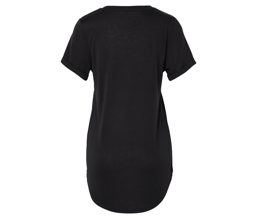 Kısa kollu siyah bir tişörtün arka görünümü.