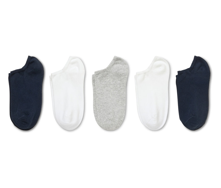 Lacivert, beyaz ve gri renkli beş adet çorap beyaz bir zeminde yan yana duruyor.