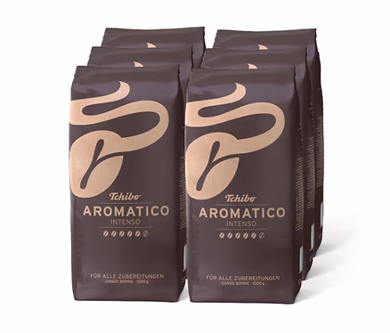 Altı adet koyu kahverengi Tchibo Aromatico Intenso çekirdek kahve paketi, her biri 1 kg, iki sıra halinde dizilmiş.