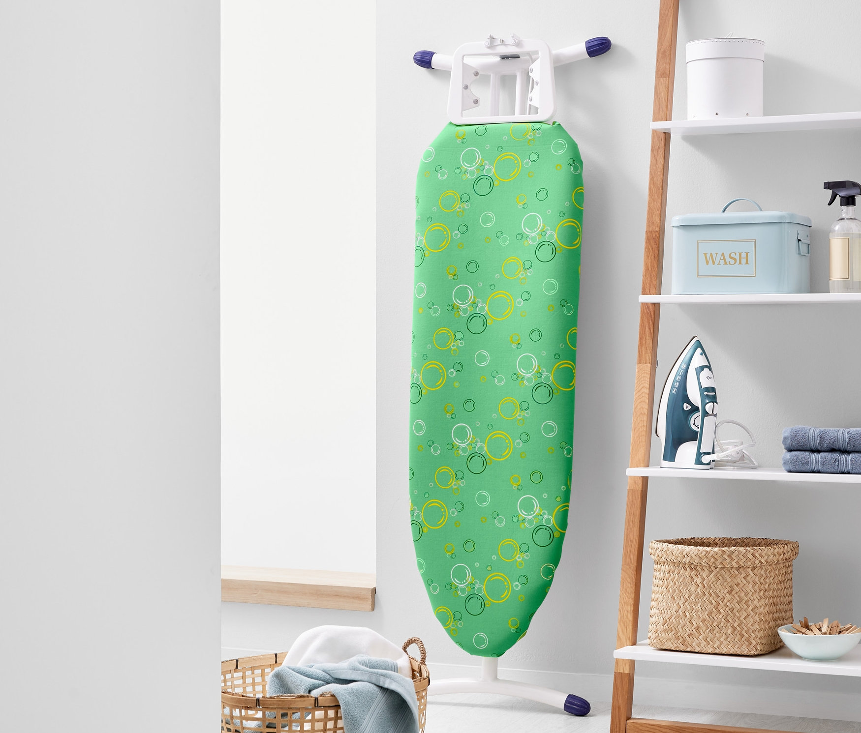 Asılı ütü masası, daire desenli ütü masası kılıfı ile birlikte.