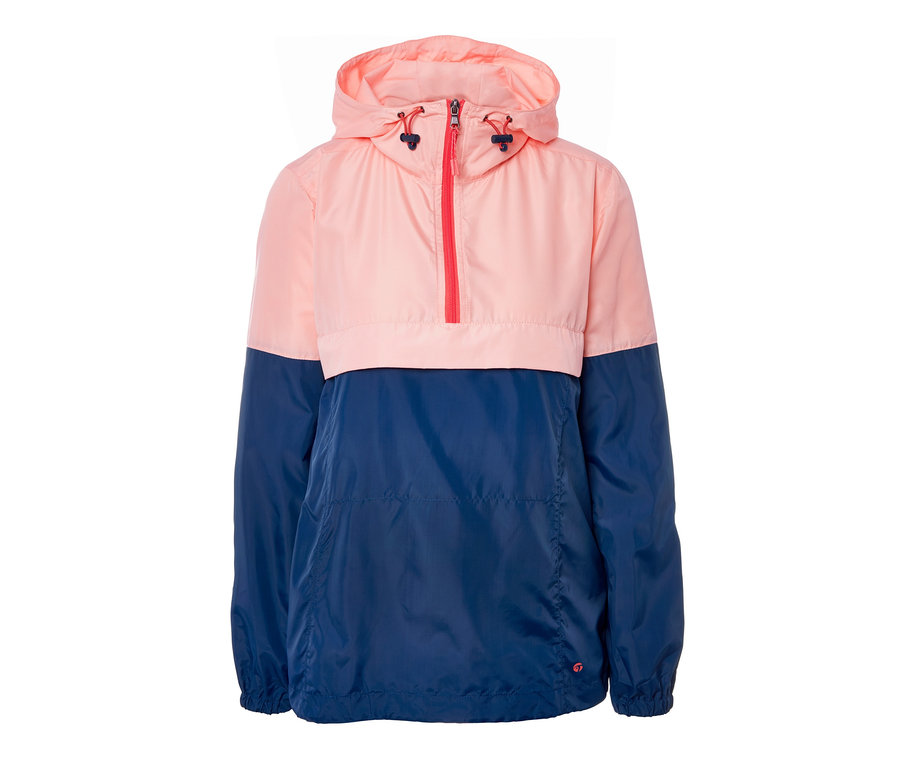 Pembe ve mavi renklerde katlanabilen rüzgar montu.