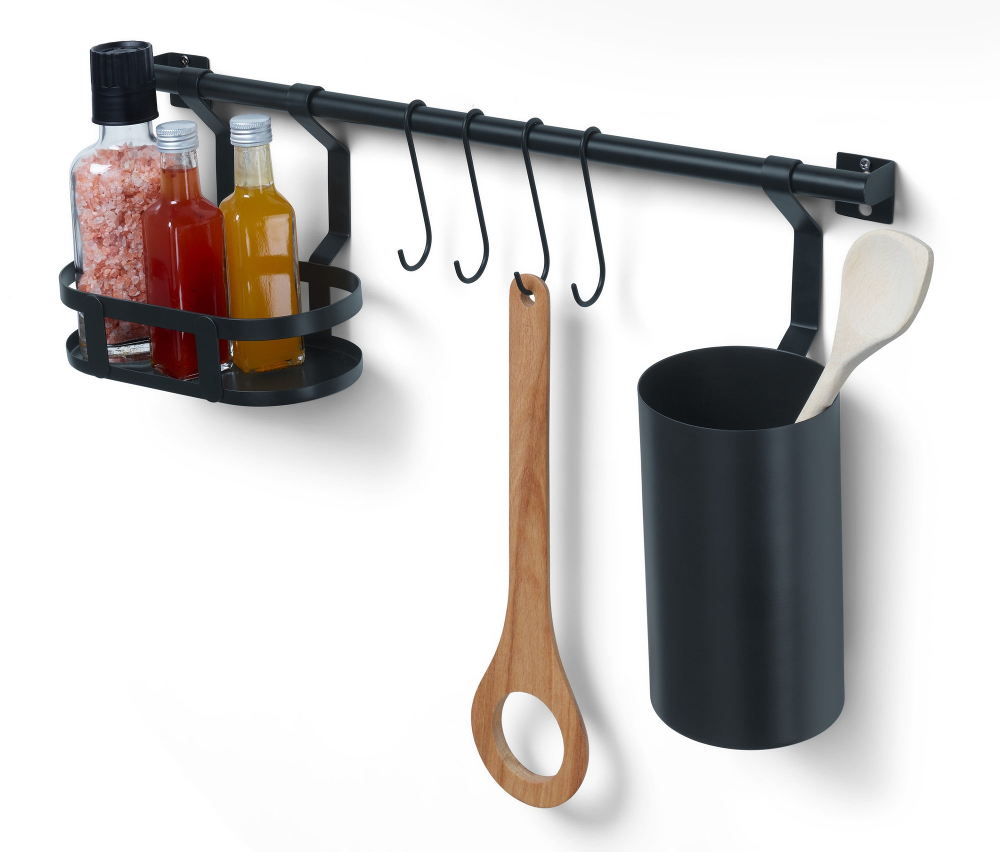 Beyaz duvara monte edilmiş kancalı mutfak askısı üzerinde baharatlar, yağ şişeleri ve mutfak gereçleri bulunmaktadır.