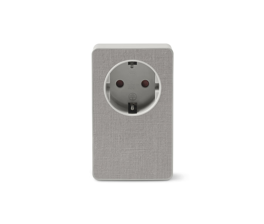 Gri renkli 4'ü 1 arada USB priz adaptörünün yakın çekimi.