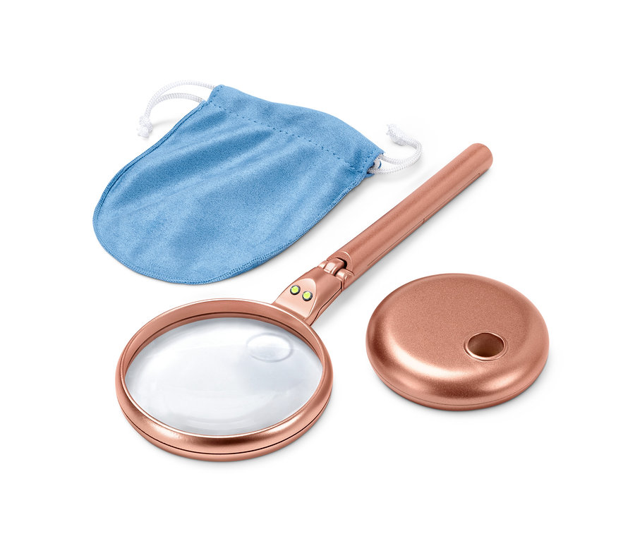 Pembe altın renginde LED'li okuma büyüteci, kılıfı ve yerleştirme istasyonu beyaz bir arka plan üzerinde.