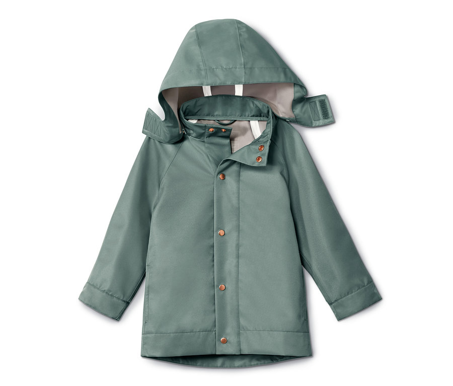 Kapüşonlu ve çıtçıtlı yeşil yağmur montu.