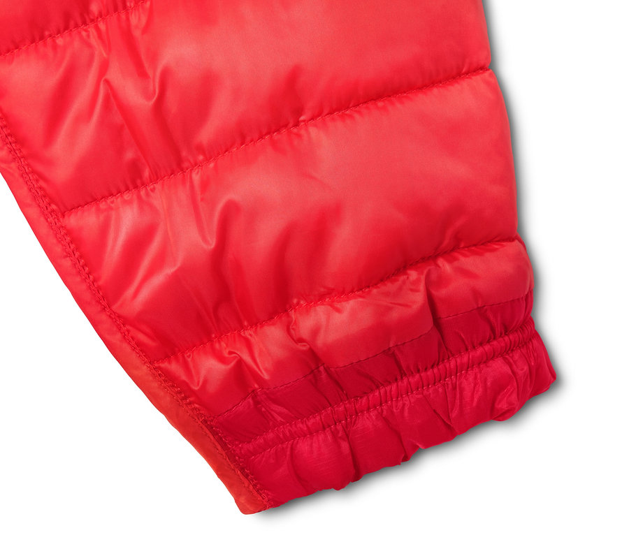 Kırmızı dik yakalı kapitone montun yakın çekimi.