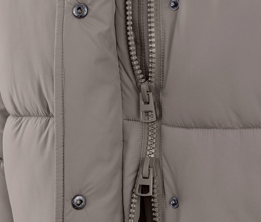 Kapüşonlu, boz kahverengi kapitone montun yakın çekimi, fermuarlı.