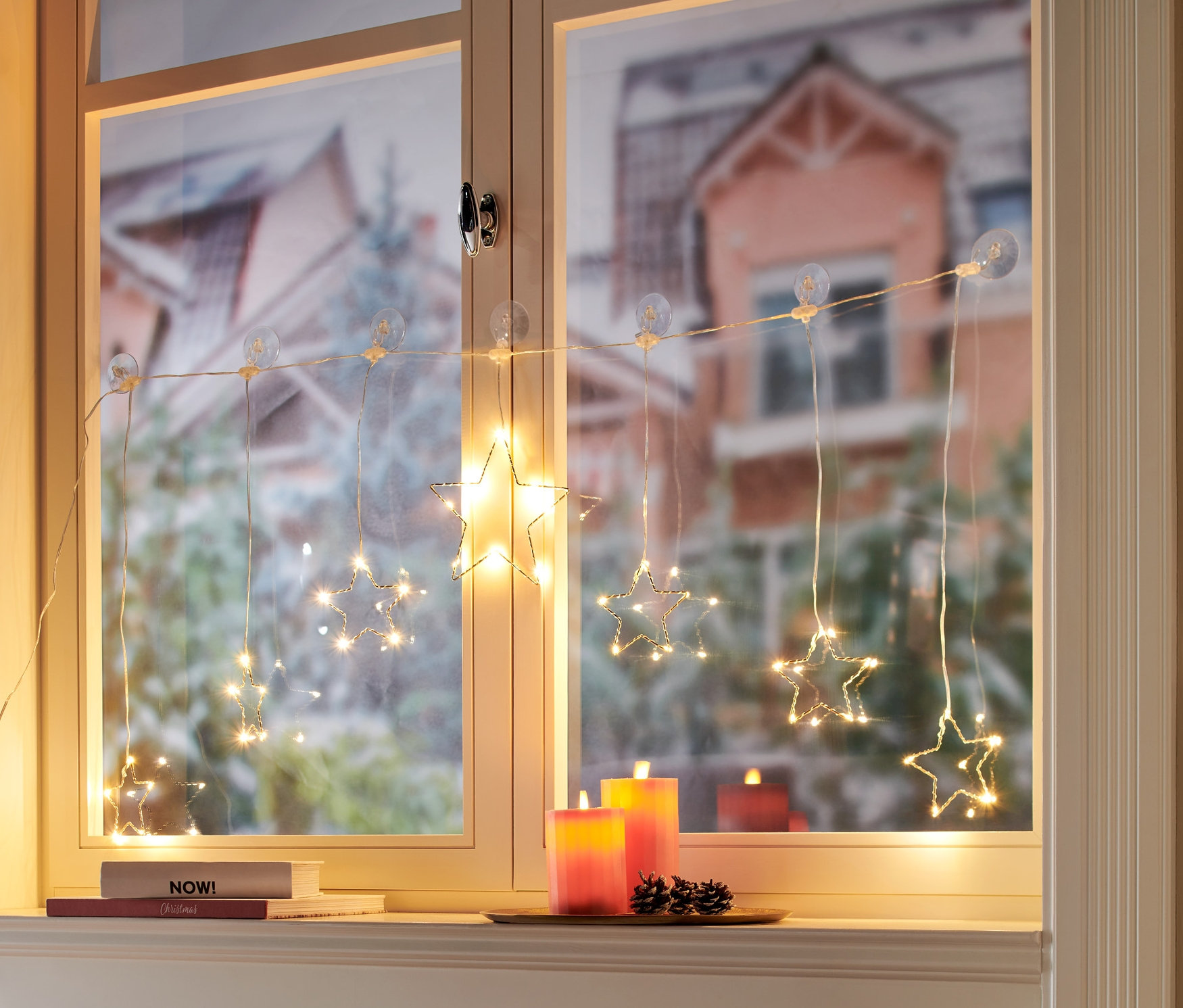 Pencerede asılı duran LED Işık Perdesi.