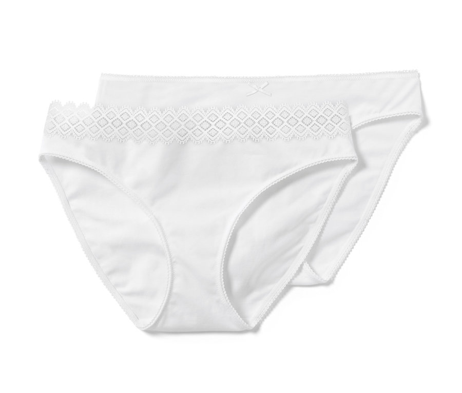 İki adet beyaz slip külot.