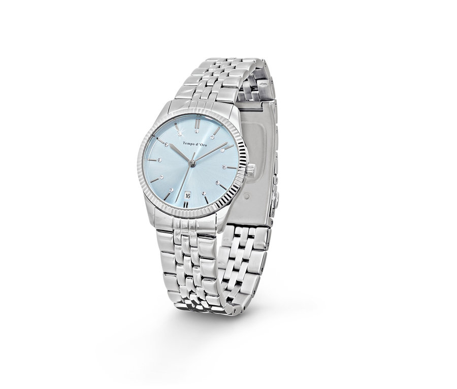 Gümüş rengi tarihli paslanmaz çelik kol saatinin yakın çekimi.