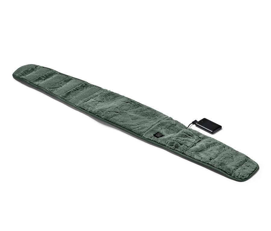 Beyaz bir arka plan üzerinde siyah pili olan yeşil şarjlı ısıtıcı kemer.