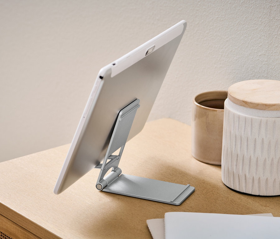 Tablet, Akıllı Telefon ve Tablet Standı üzerinde duruyor.
