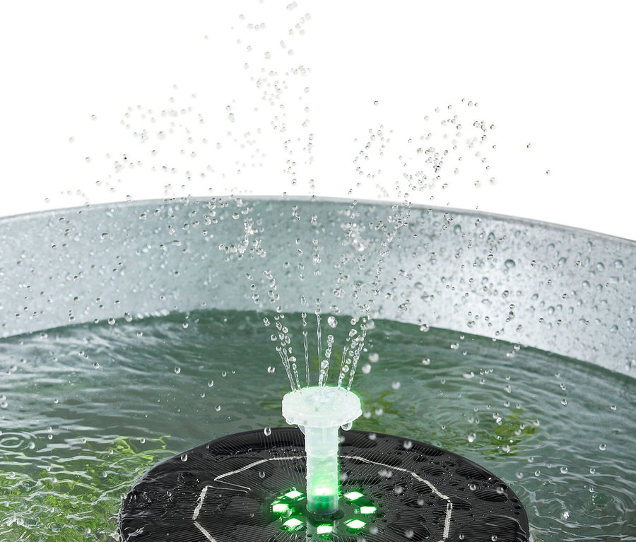 Işıklı yüzen güneş enerjili fıskiye, metal bir kovada su püskürtüyor.