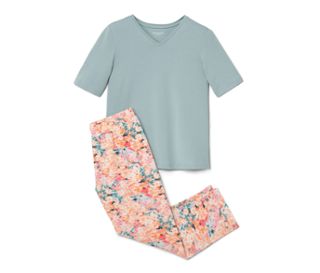 Pijama üstü deniz mavisi, pijama altı tamamı çok renkli çiçek baskılı kayısı rengi