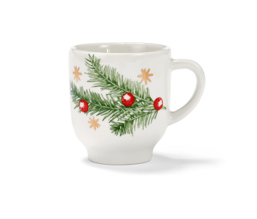 Çam dalları ve kırmızı meyvelerden oluşan Noel motifli beyaz espresso fincanı.