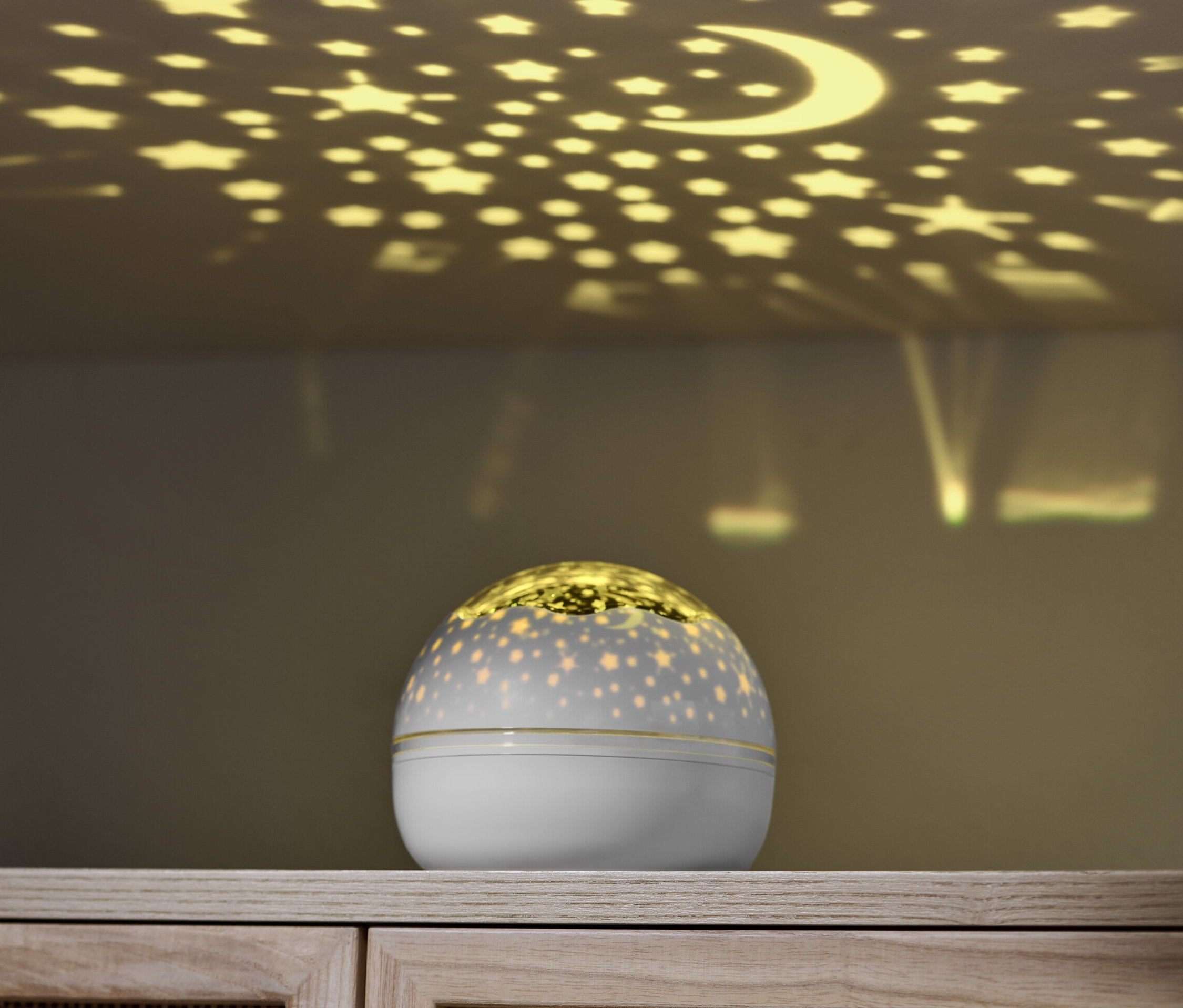 LED'li Yıldız Işığı Projektörü tavana yıldızlar ve bir ay yansıtıyor