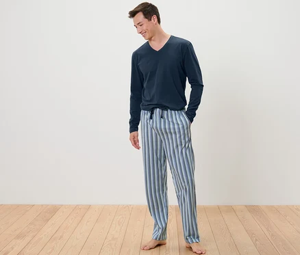 Adam pijama takımı giyiyor.