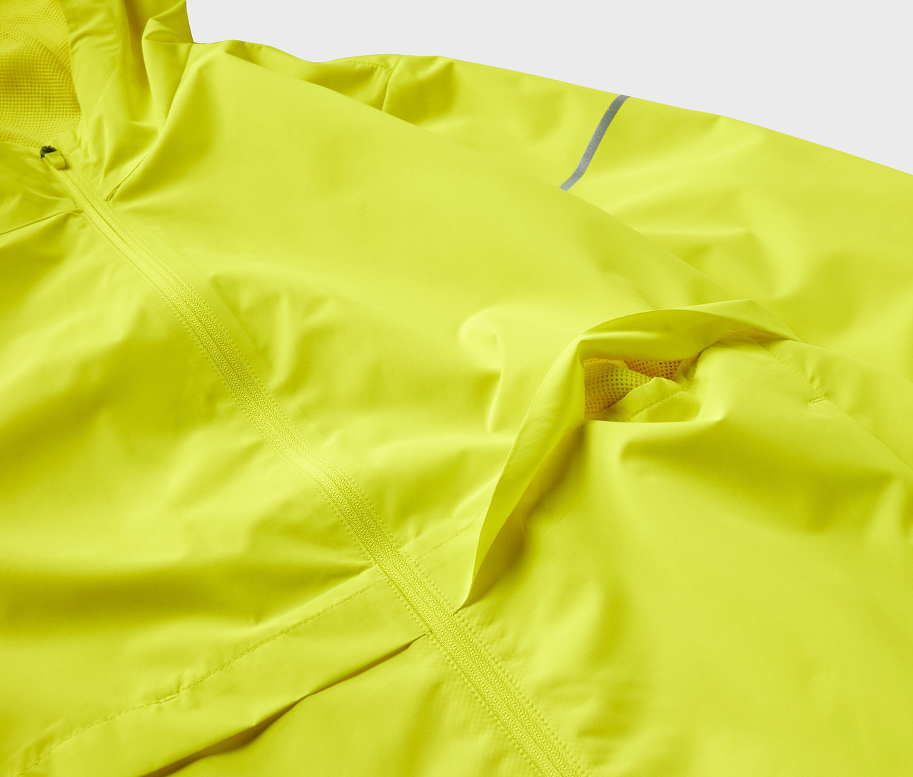 Dokulu ve fermuarlı sarı bir ceketin detayı.