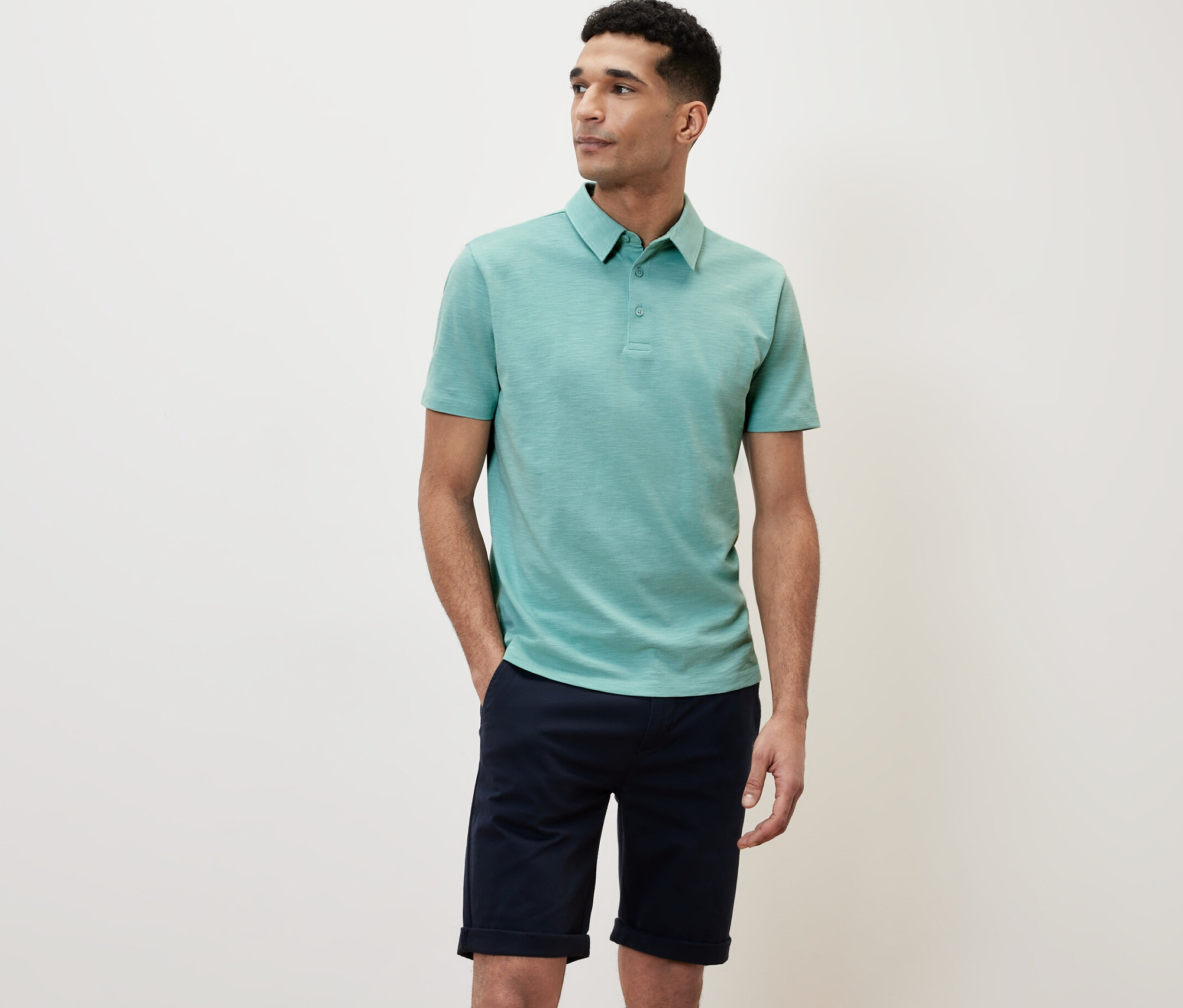 Yeşil polo tişörtlü adam.