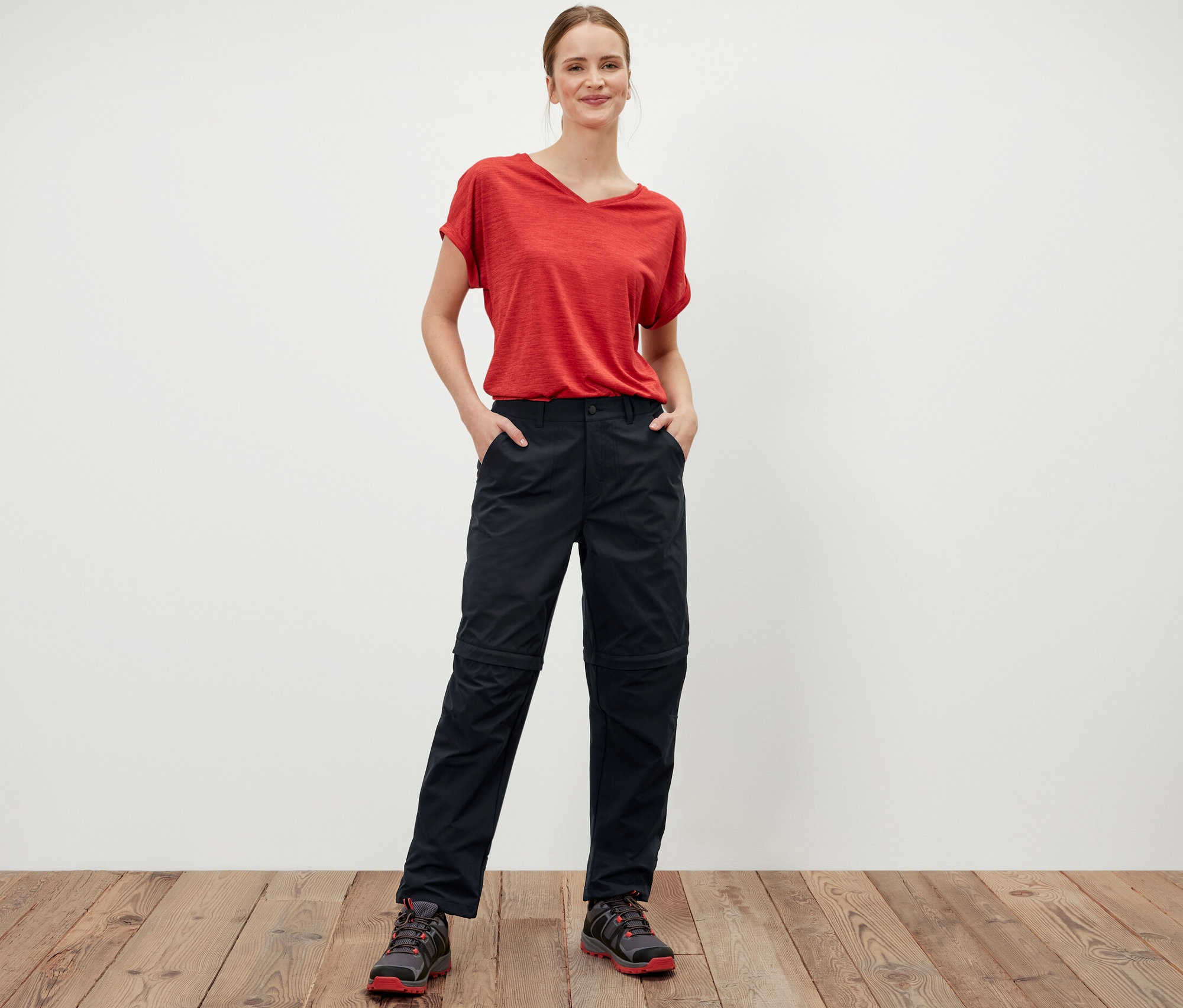 Kadın, elleri siyah 2'si 1 arada fonksiyonel pantolonun cebinde duruyor.