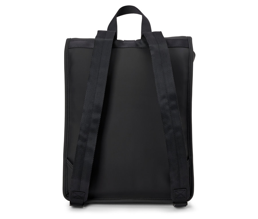 Askıları olan siyah sırt çantası.