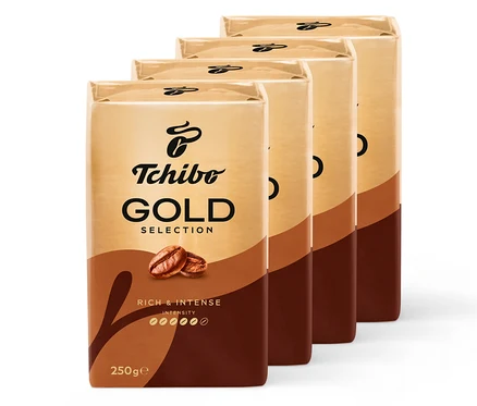 Beyaz bir arka plan üzerinde dört adet 250 gramlık Gold Selection Öğütülmüş Filtre Kahve