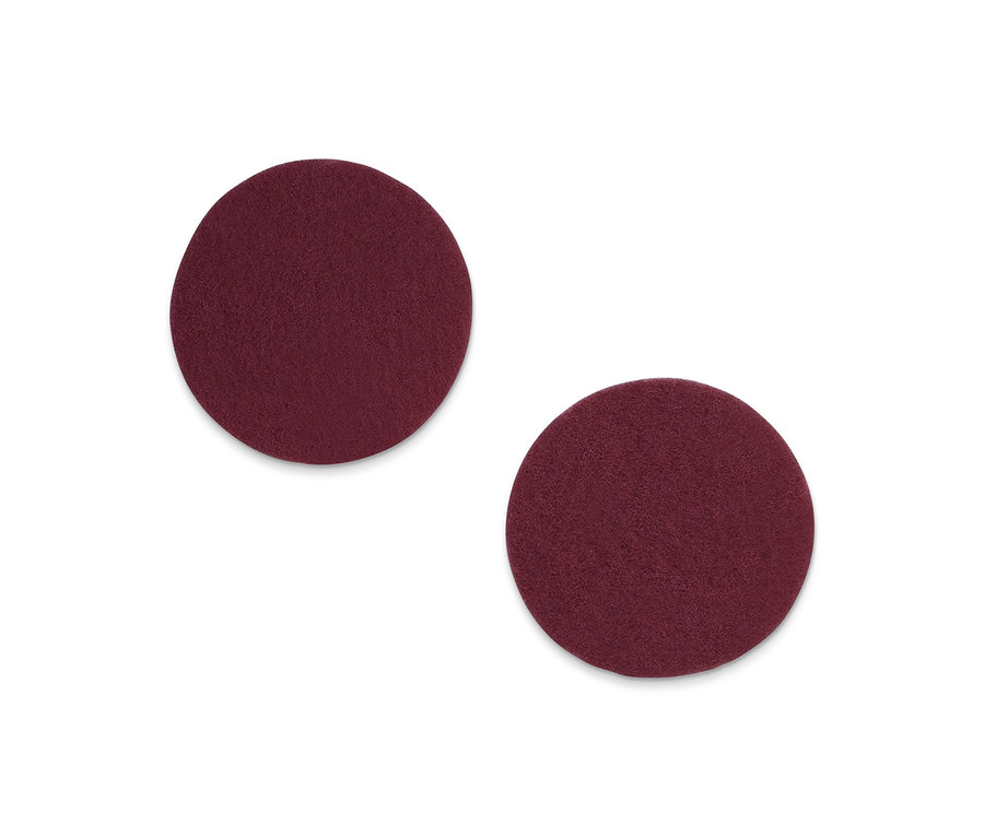 Beyaz bir arka plan üzerinde iki adet dairesel mor paspas başlığı.