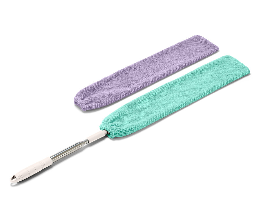 Beyaz bir arka plan üzerinde teleskopik saplı yeşil bir toz bezi ve mor bir toz bezi.