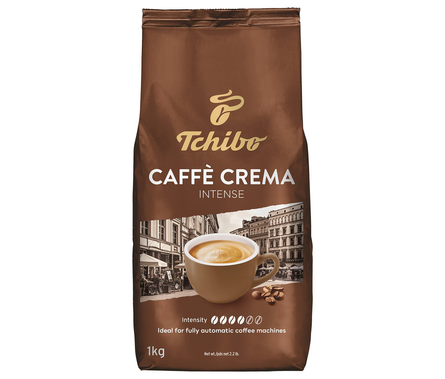 Kahve fincanı çizimi olan kahverengi bir paket Tchibo Caffè Crema Intense kahve çekirdekleri.