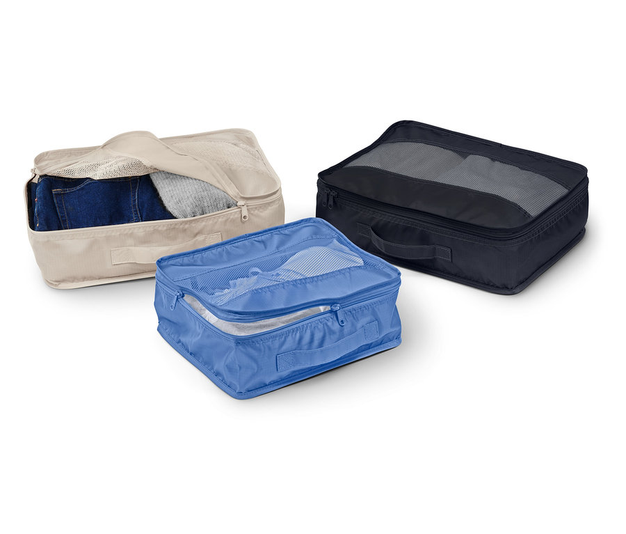 Bej, mavi ve siyah renklerde üç kumaş düzenleyici kutu beyaz bir zemin üzerinde duruyor.