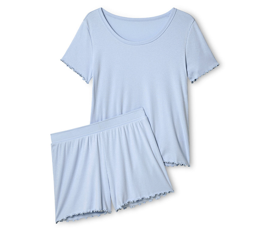 Açık mavi, kısa kollu üst ve fırfırlı şorttan oluşan pijama takımı.