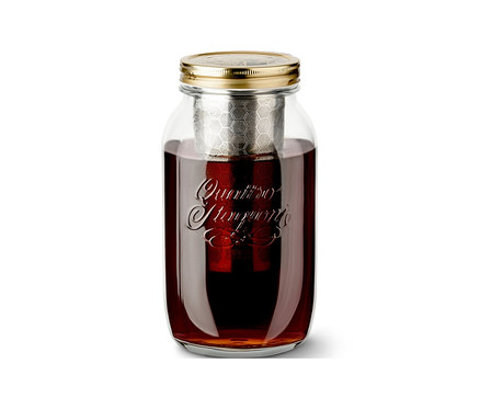 Beyaz bir arka plan üzerinde, içecekle dolu bir "BrewJar" soğuk demleme hazırlayıcısı.
